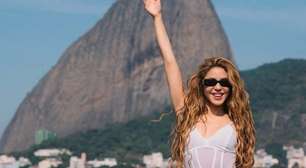 Shakira visita Maracanã e posa com camisa de Flamengo e Fluminense