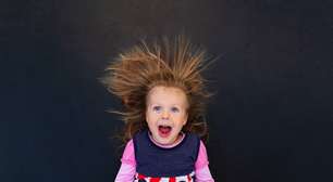 Por que o cabelo fica em pé? A ciência da eletricidade estática explicada de forma simples e surpreendente no dia a dia