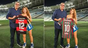 Modo boleira: Shakira ganha camisas de FlaFlu e autografa uniforme do Brasil