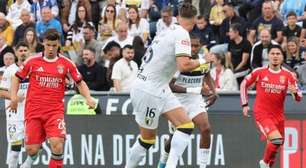 Benfica tropeça no Famalicão e Porto está com a mão na taça