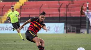 Volante Jaque Soares celebra retorno aos gramados em vitória das meninas do Sport