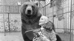 A história extraordinária de Hércules, o urso que um casal adotou e criou como parte da família