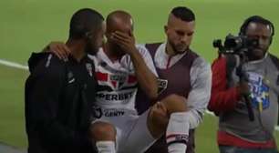 Lucas Moura se lesiona novamente e sai carregado de jogo do São Paulo