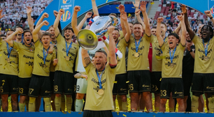 Podolski, aos 40 anos, lidera título histórico e encerra jejum de 38 anos