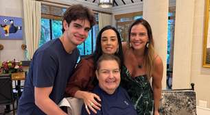 Como está Faustão hoje? Aos 76 anos, apresentador surge em cadeira de rodas em fotos inéditas com esposa e filhos e web nota detalhe: 'Está com uma carinha...'
