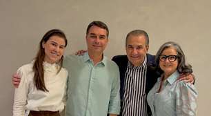 Flávio Bolsonaro e Silas Malafaia selam apoio à campanha presidencial em culto no Rio de Janeiro