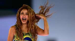 Sob a lua cheia, a 'loba' Shakira encanta uma multidão em Copacabana