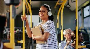 Ceder o lugar no transporte público parece um gesto gentil: mas psicólogos revelam o que esse hábito realmente esconde