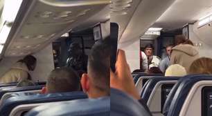 Passageira causa atraso em voo ao se recusar a desligar celular e acaba detida nos EUA
