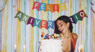 Só um bolinho simples na praia: Mel Maia aposta em festa básica para comemorar aniversário de 22 anos e 'tatuagem' ousada com amigas chama atenção. Fotos!