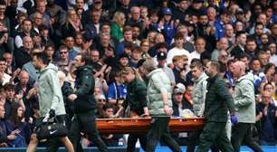 Jovem do Chelsea "apaga" após choque de cabeça e sai de maca