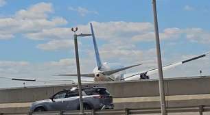 Boeing da United atinge poste e caminhão-trator durante pouso em Nova York