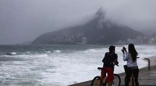 Ressaca atinge o Rio de Janeiro com ondas de até 3 metros; veja a previsão do tempo