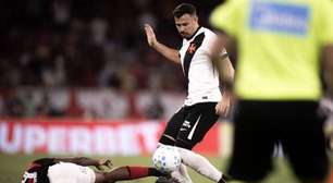 Hugo Moura ganha sobrevida no Vasco após gol em clássico