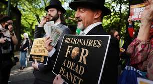 Met Gala: manifestantes miram Jeff Bezos e Donald Trump durante o maior evento da moda