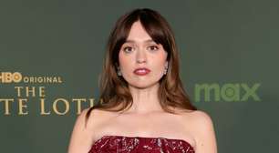 Aimee Lou Wood zoa 'Sex Education' e 'White Lotus' em 'SNL' britânico