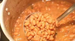 Pouca gente sabe, mas colocar este alimento comum na panela do feijão é a principal causa de gases e barriga estufada