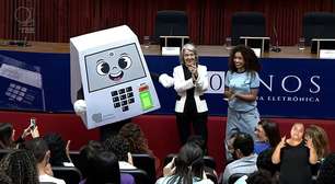 TSE lança mascote e Cármen Lúcia cumprimenta urna eletrônica 'Pilili'