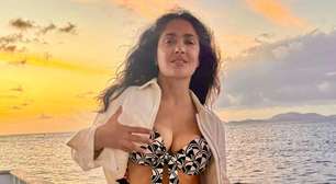 Musculação é ótimo, mas a yoga restaurativa é ainda melhor para definir os músculos: aos 59 anos, Salma Hayek é adepta do exercício para a longevidade. 'Ficará surpreso com o efeito que isso pode ter'