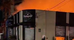 Incêndio de grandes proporções atinge padaria em Porto Alegre