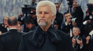 Irreconhecível? Bad Bunny surge com aparência envelhecida no Met Gala 2026