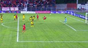 Vídeo: jogador faz malabarismo bizarro e faz gol digno de Prêmio Puskas