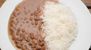 Quase ninguém sabe, mas o arroz com feijão foi eleito um dos pratos mais saudáveis do mundo por esse motivo