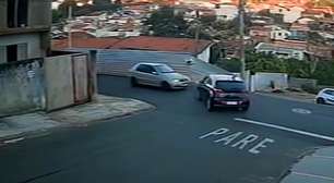 Carro desce sozinho e cai em barranco após colisão no interior de São Paulo