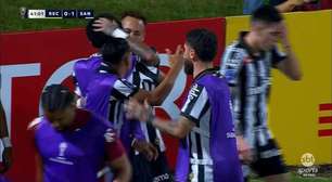 Neymar abraça e dá empurrão em Robinho Jr. após marcar pelo Santos na Sul-Americana; assista