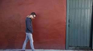 Muitas pessoas andam de cabeça baixa: a ciência acredita que existe uma explicação para isso