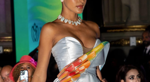 Longe do Met Gala: estilista brasileira exibe vestido com pintura de aves tropicais em Washington em exposição que foca em moda, poder e paz