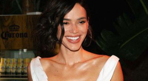 Descobrimos marca e preço do vestido branco e da bota que Bruna Marquezine usou no show de Shakira. Vem ver!