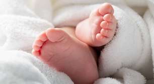 Bebê morre e babá é investigada após rir enquanto chamava o Samu