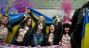 Membros do Pussy Riot lideram protesto contra Rússia na Bienal de Veneza