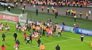 Empate do Corinthians contra o Santa Fe é marcado por confusão com Hugo Souza e objetos arremessados