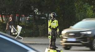 China implantou policiais robôs para controlar o trânsito, mas não vai demitir ninguém: empregos estão sendo protegidos por lei