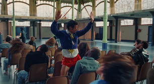 Harry Styles dança (o tempo todo) e (ocasionalmente) participa de reuniões escolares no videoclipe de 'Dance No More'