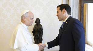 Papa presenteia Rubio com caneta feita a partir de 'árvore da paz'