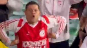 Torcedores do Santa Fe fazem gestos racistas em jogo contra o Corinthians