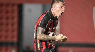 Vitória aproveita expulsões, bate Ceará e vai à semifinal da Copa do Nordeste