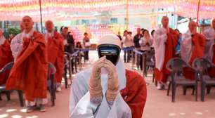 Nem humanos exaustos, nem monges tradicionais: a Coreia do Sul acaba de colocar a inteligência artificial para rezar e meditar em uma cerimônia budista e esse foi o resultado