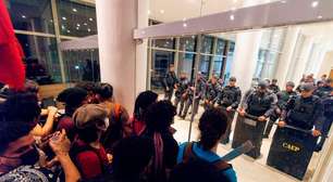 Estudantes da USP invadem prédio da reitoria durante manifestação; PM está no local