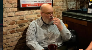 Ed Motta arremessou cadeira por taxa de rolha; restaurante pode cobrar?