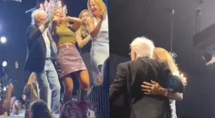 Moacyr Franco dá beijo na boca e puxa cabelo de mulher em evento em SC