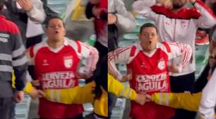 Torcedores do Santa Fe são flagrados fazendo gestos racistas contra corintianos na Libertadores