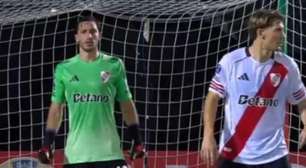 Ex-Palmeiras e Flamengo, Viña vira goleiro em jogo do River Plate