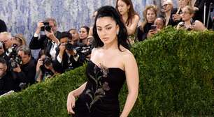 Charli XCX retorna com a nova música, 'Rock Music' e sim, ela agita