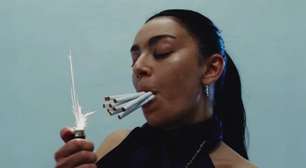 Charli xcx inaugura fase roqueira; veja o clipe de 'Rock Music'