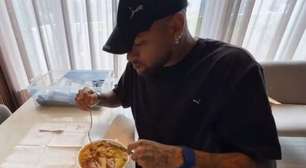 Neymar é flagrado comendo 'marmitex' em sua mansão e viraliza; veja vídeo