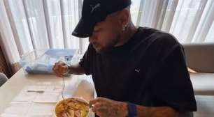 Comeria? Neymar viraliza comendo "marmitex" em casa, e mistura chama atenção; vídeo